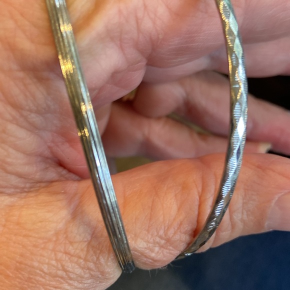 5 Vintage bracelets 2 silver bangles. 3 unique all 7 “ reading end to end. - Picture 9 of 9